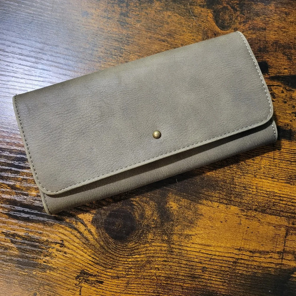 NWOT Universal Threads Clutch Wallet Army Green Snap Button Closure 8"x4.5" - Picture 1 of 4